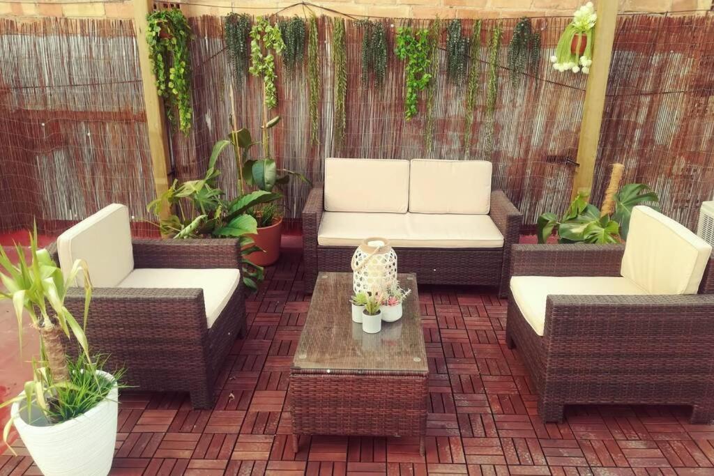 M4 Cool Terrace. 1 Min To Metro. 15 Min To Center Appartement Esplugues de Llobregat Buitenkant foto