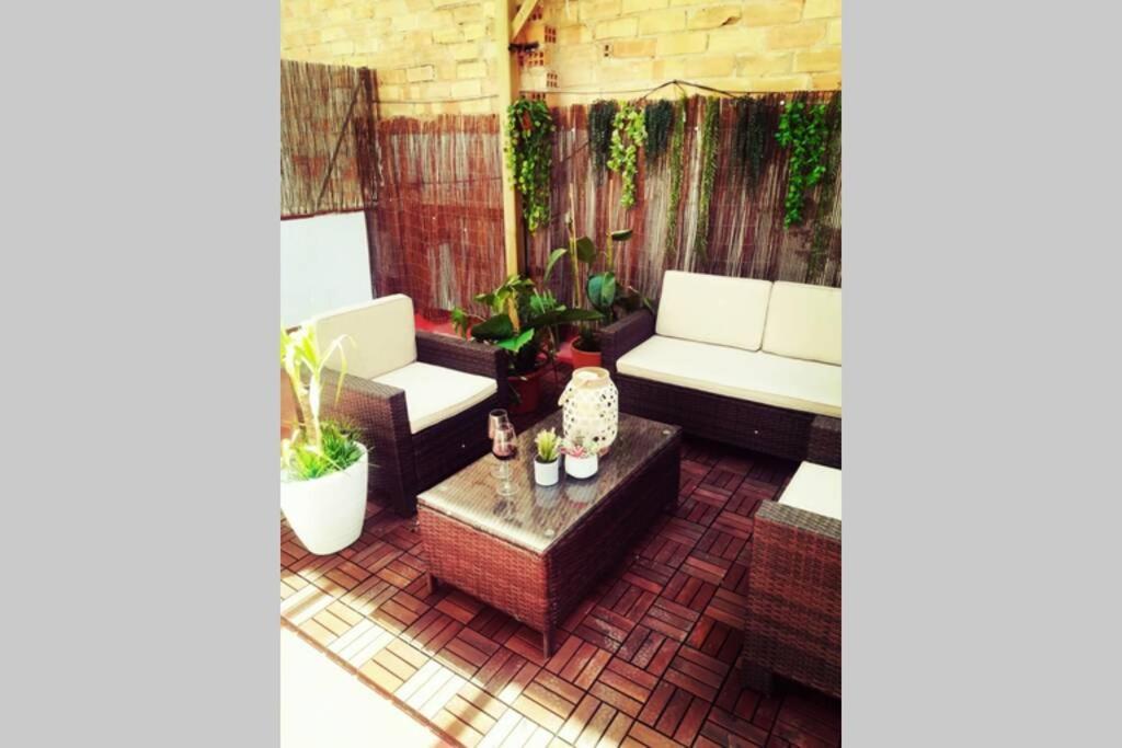 M4 Cool Terrace. 1 Min To Metro. 15 Min To Center Appartement Esplugues de Llobregat Buitenkant foto