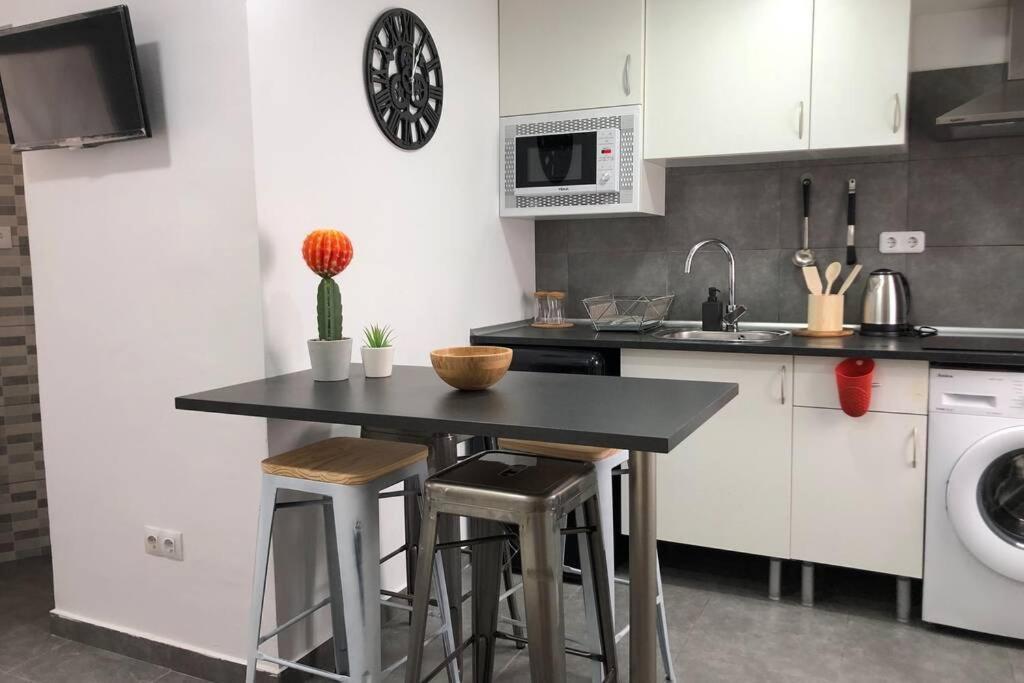 M4 Cool Terrace. 1 Min To Metro. 15 Min To Center Appartement Esplugues de Llobregat Buitenkant foto