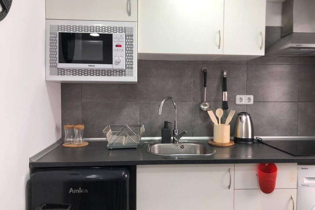 M4 Cool Terrace. 1 Min To Metro. 15 Min To Center Appartement Esplugues de Llobregat Buitenkant foto