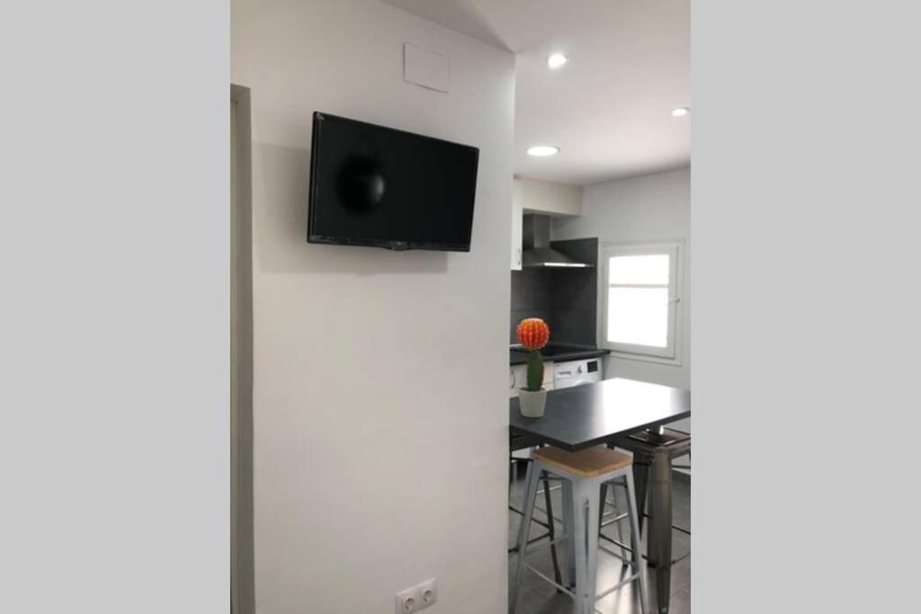 M4 Cool Terrace. 1 Min To Metro. 15 Min To Center Appartement Esplugues de Llobregat Buitenkant foto